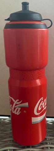 58186-1 € 4,00 coca cola bidon rood wit zwarte dekse  H. D..jpeg